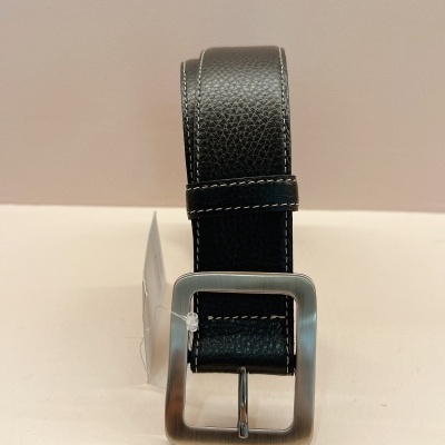 Cinto preto de pele com fivela quadrada prateada e costuras brancas