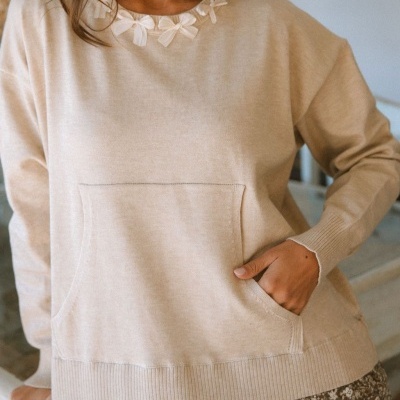 Sweatshirt bege clara de malha com bolso e gola decorada com laços