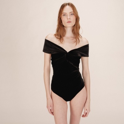 Body preto de veludo com decote ombro a ombro e franzido no busto