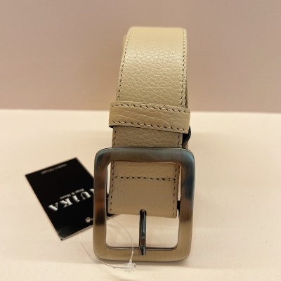 Cinto bege de pele com fivela metálica quadrada e etiqueta preta