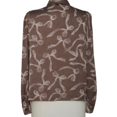 Camisa castanha com padrão de laços brancos vista de trás em manequim