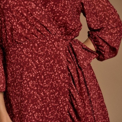 Vestido vermelho com padrão floral rosa claro e cinto