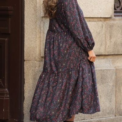 Vestido comprido floral abstrato cinza e botas castanhas com chapéu preto