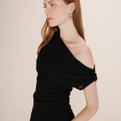 Blusa feminina preta com um ombro descoberto e tecido ligeiramente brilhante