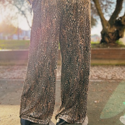 Calças largas com padrão animal print castanho-bege-preto e botas negras pontiagudas