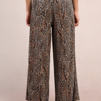 Calças largas animal print vistas de costas, com cós elástico.