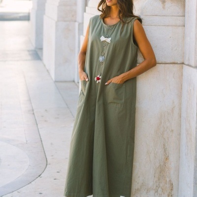 Macacão verde oliva comprido sem mangas com bolsos e aplicações decorativas