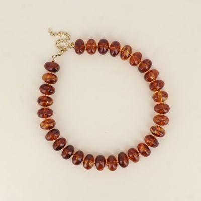 Colar de contas de âmbar castanho com fecho dourado.