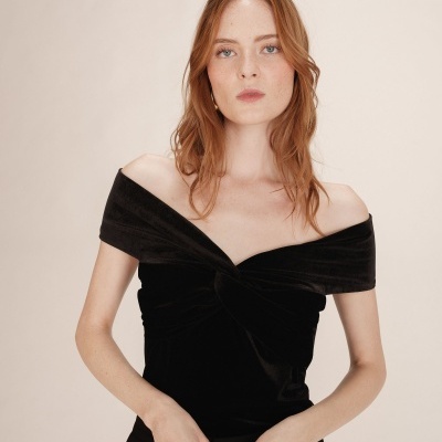 Top feminino preto de veludo ombro a ombro com nó