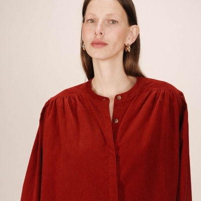 Blusa feminina vermelha de veludo com gola redonda e botões