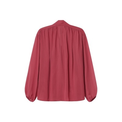 Blusa feminina rosa vista de costas