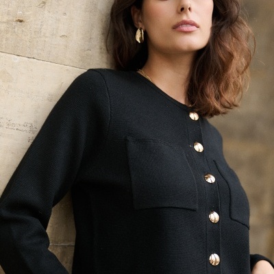 Camisola preta de malha com botões dourados grandes e bolsos quadrados