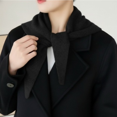 Pessoa com casaco preto e cachecol preto amarrado