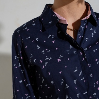 Camisa feminina azul escura com padrão de pássaros e corações brancos e rosa