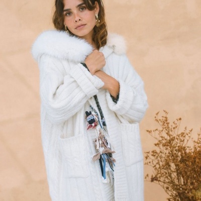 Casaco branco grosso de malha com capuz e bolsos, detalhes coloridos e pelo