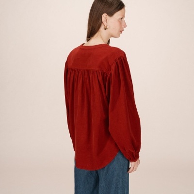 Blusa de veludo vermelha com mangas largas vista de costas