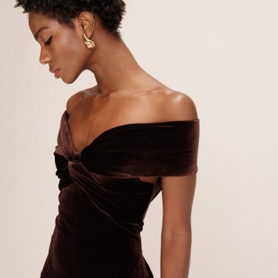 Body de veludo castanho com ombros descobertos e brinco dourado