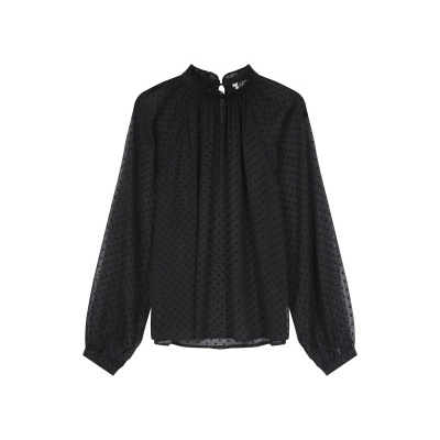 Blusa preta transparente com pequenos pontos e gola com fecho