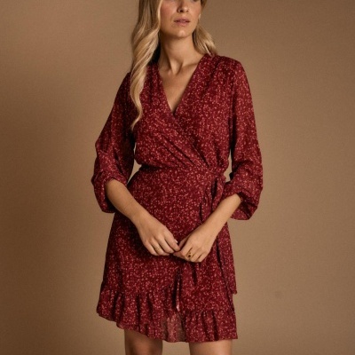 Vestido curto vermelho com padrão abstrato e folhos na barra