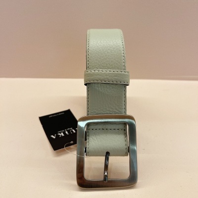 Cinto branco em pele com fivela metálica prateada