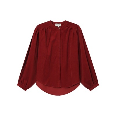 Blusa vermelha de veludo com gola redonda e mangas compridas