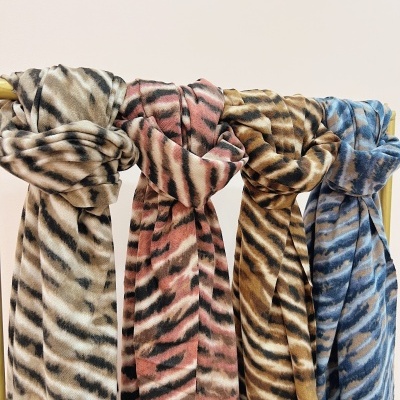 Lenços com padrão de riscas de tigre em várias cores pendurados