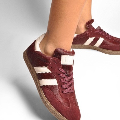 Ténis bordeaux com riscas brancas e sola castanha
