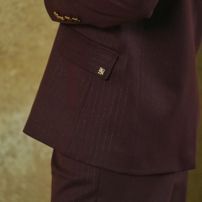Fato bordeaux masculino com riscas douradas e botões dourados na manga