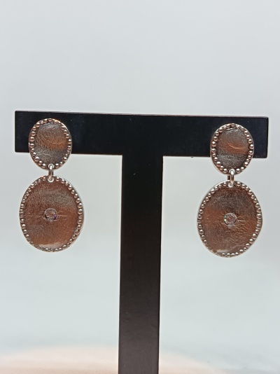 Brincos prateados ovais com pedras centrais em suporte preto