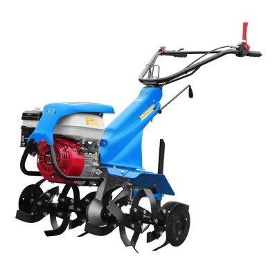 Motoenxada azul e vermelha com lâminas de corte pretas em fundo branco