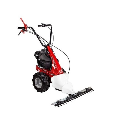 Máquina agrícola vermelha e branca com motor e lâmina de corte