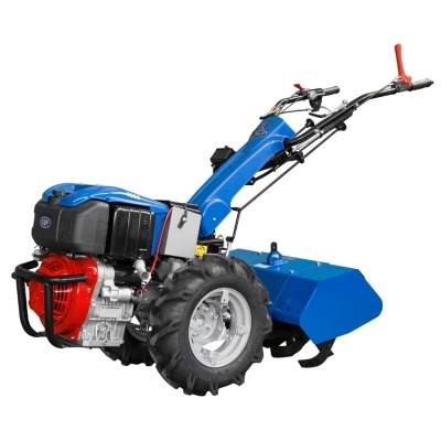 Motoenxada azul, preto e vermelho com pneus e rodas metálicas