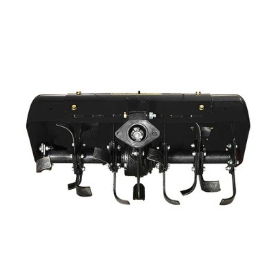 Engenho rotoempalhador preto com lâminas curvas