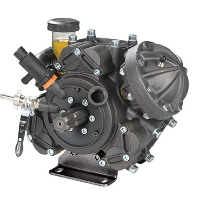 Bomba de água industrial preta com peças metálicas e válvula laranja