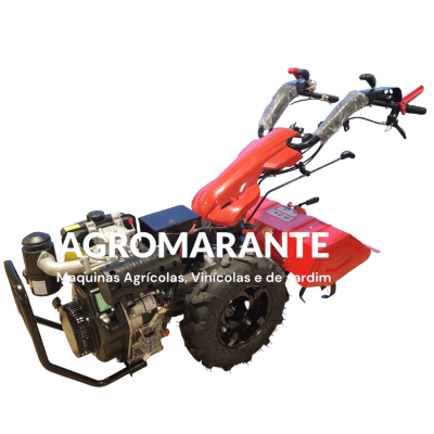 Motoenxada agrícola preta e vermelha com motor exposto e rodas grandes