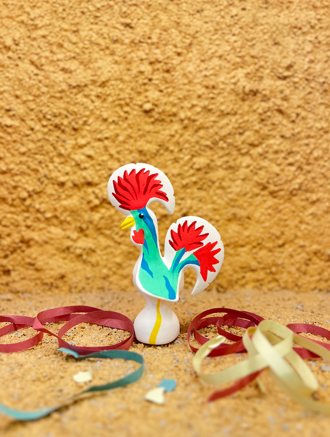 GALO DE BARCELOS 15 CM ZEROS TATTOO Figura de galo cerâmica colorida com crista vermelha e fitas ao redor