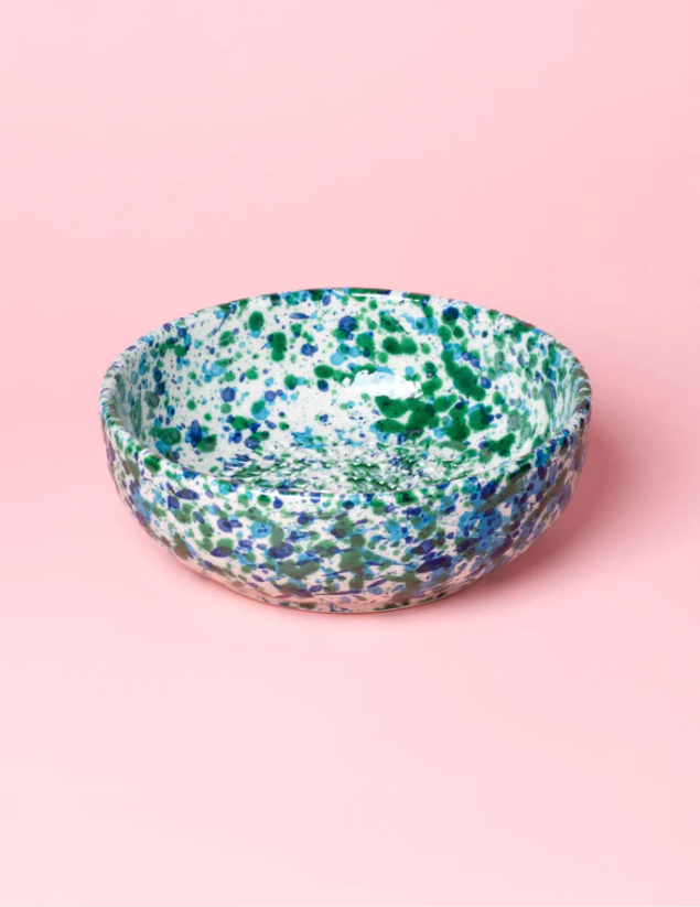 TAÇA RALADOR "CORAL - VERDE E AZUL - MÉDIO" ALFAR TIERRA COCIDA Taça redonda em cerâmica azul e verde sobre fundo rosa