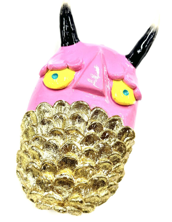 MÁSCARA " COLOMBIA " MARTA PINTO Máscara decorativa rosa com olhos amarelos e chifres pretos, textura escamosa dourada na parte inferior