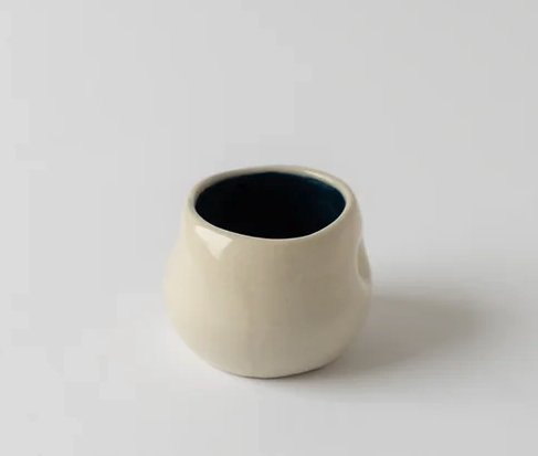 COPO COLORS BOLA MANU SOUZA Pequeno vaso cerâmico branco com interior azul escuro sobre fundo branco