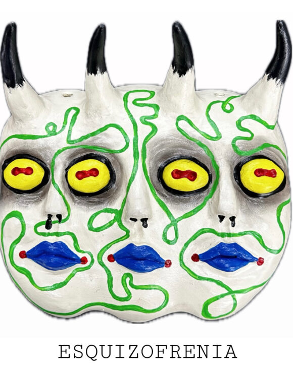 SOB A PELE: " MÁSCARAS DA MENTE " MARTA PINTO Máscara branca com três rostos e chifres, olhos amarelos e lábios azuis