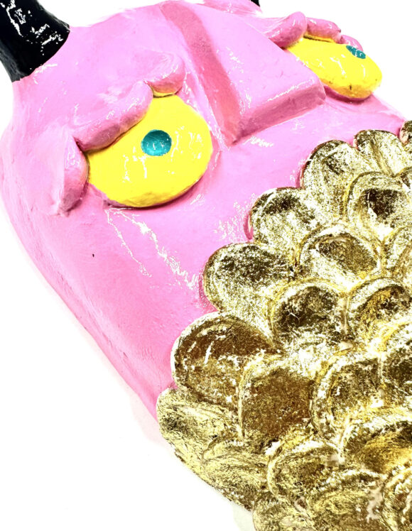 MÁSCARA " COLOMBIA " MARTA PINTO Máscara decorativa rosada com olhos amarelos e padrão dourado em relevo