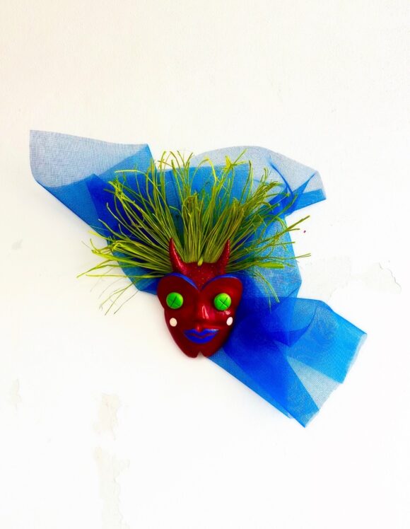 MÁSCARA " BOLÍVIA " MARTA PINTO Máscara vermelha decorativa com cabelo verde e tecido azul