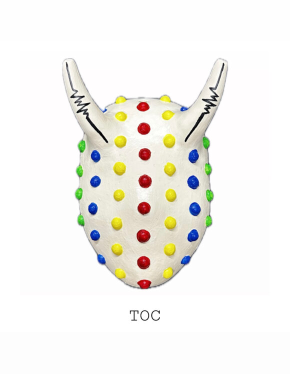 SOB A PELE: " MÁSCARAS DA MENTE " MARTA PINTO Máscara branca com chifres e pontos coloridos, texto TOC abaixo