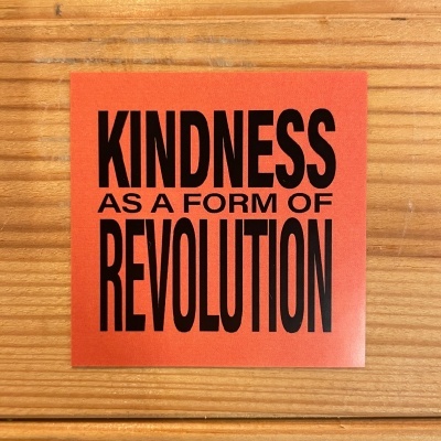 AUTOCOLANTE "KINDNESS AS A FORM OF REVOLUTION" ÁGUAS FURTADAS
