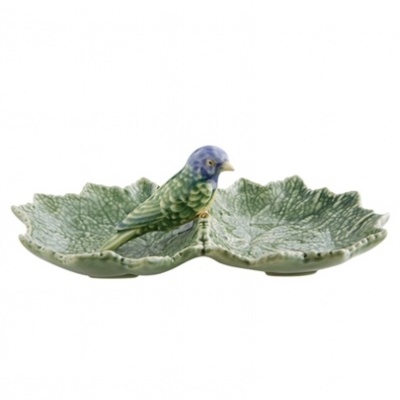 Prato decorativo em forma de folhas verdes com pássaro azul e verde no centro