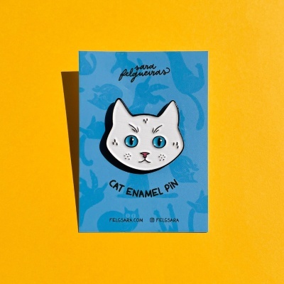 ENAMEL PIN "WHITE CAT" SARA FELGUEIRAS
