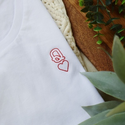 T-SHIRT BORDADA RAINHA DE COPAS