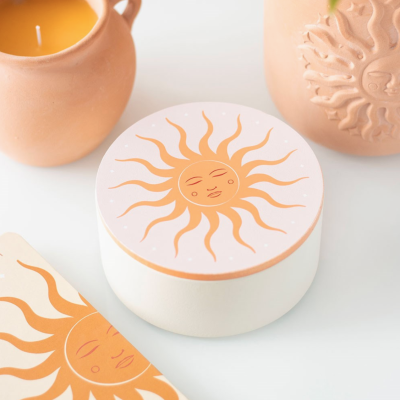 Velas e vaso decorativos com design de sol alaranjado em cerâmica terracota e caixa branca