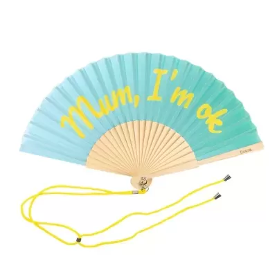 Leque azul e verde água com texto amarelo e estrutura em madeira clara