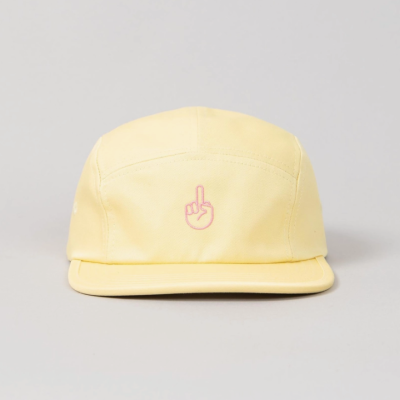 Boné amarelo com bordado de mão rosa no meio